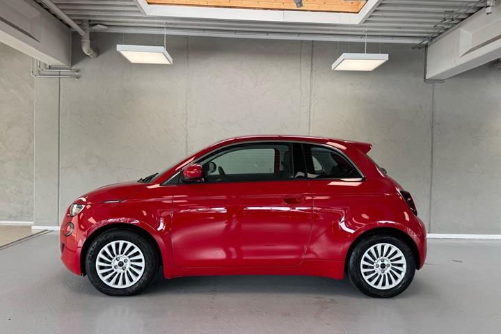 Rød Fiat 500e fra 2023