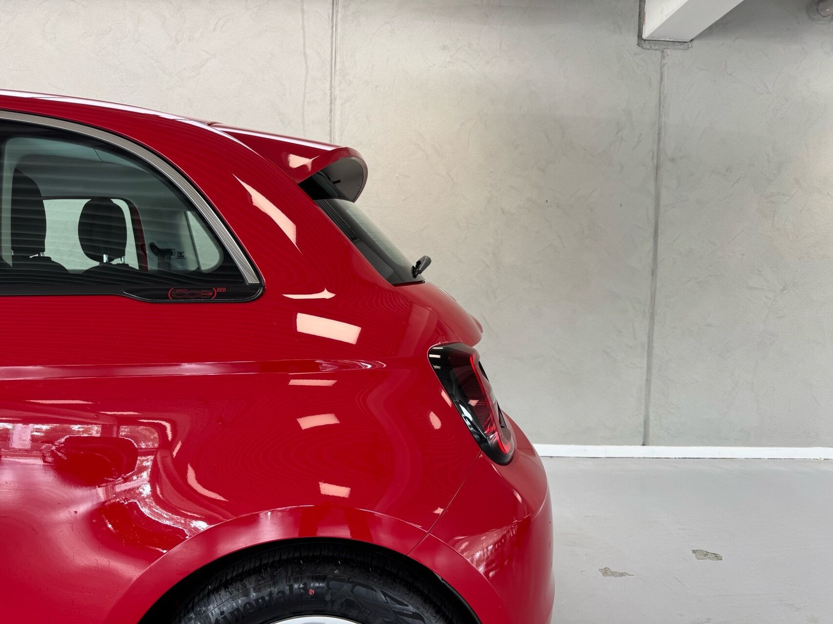 Rød Fiat 500e fra 2023