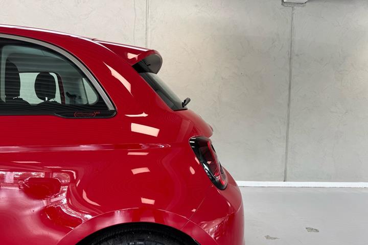 Rød Fiat 500e fra 2023