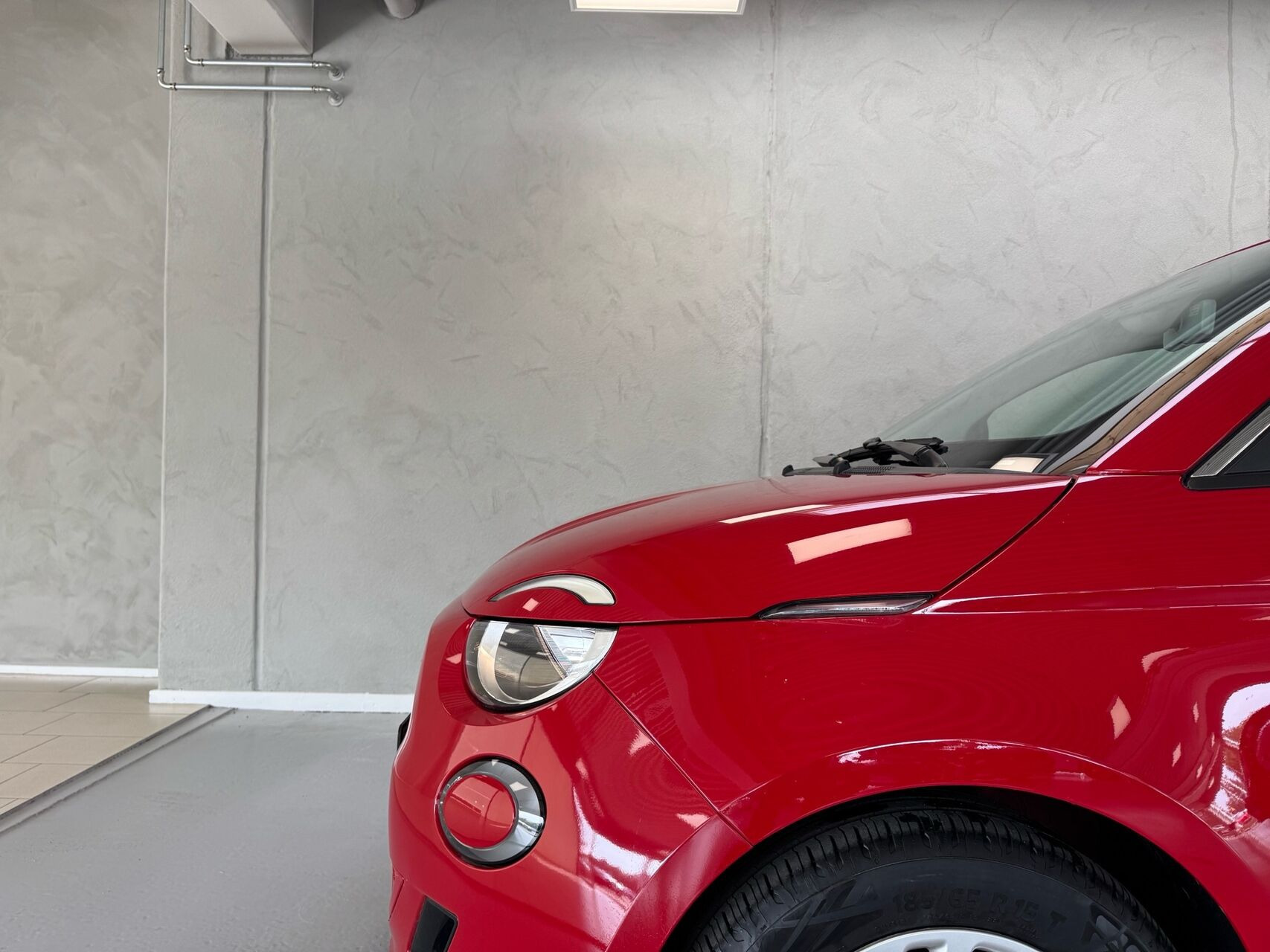Rød Fiat 500e fra 2023