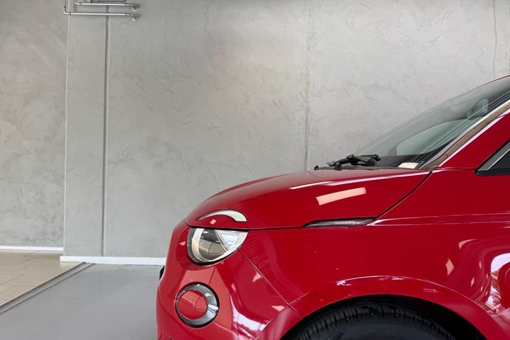 Rød Fiat 500e fra 2023