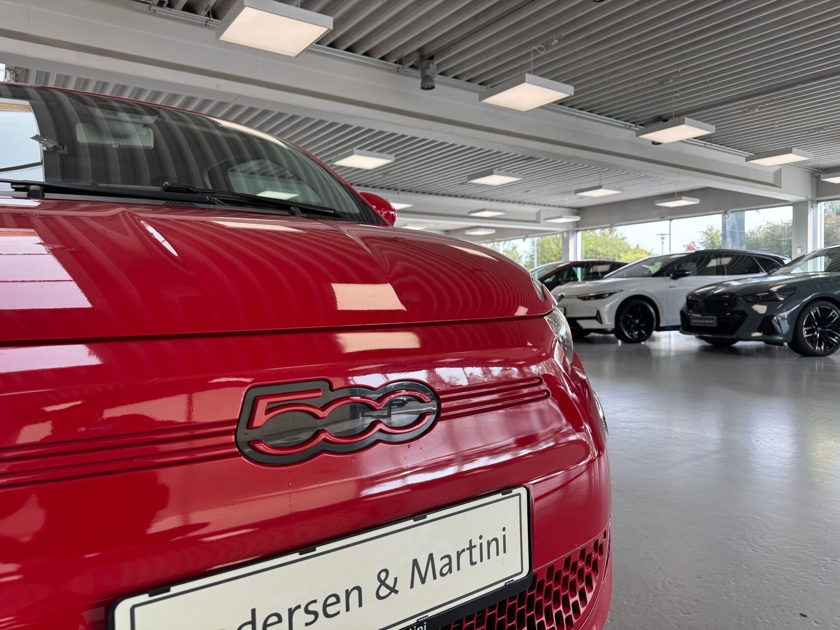 Rød Fiat 500e fra 2023