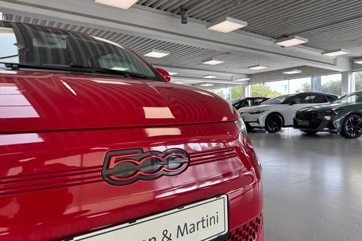 Rød Fiat 500e fra 2023