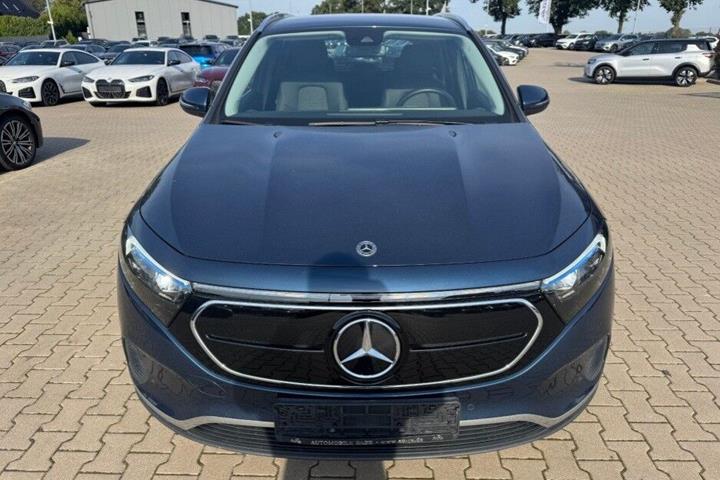 Blå Mercedes EQA250 fra 2023