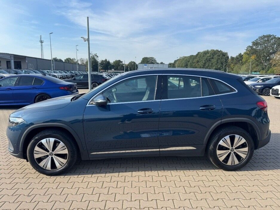 Blå Mercedes EQA250 fra 2023