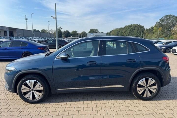 Blå Mercedes EQA250 fra 2023
