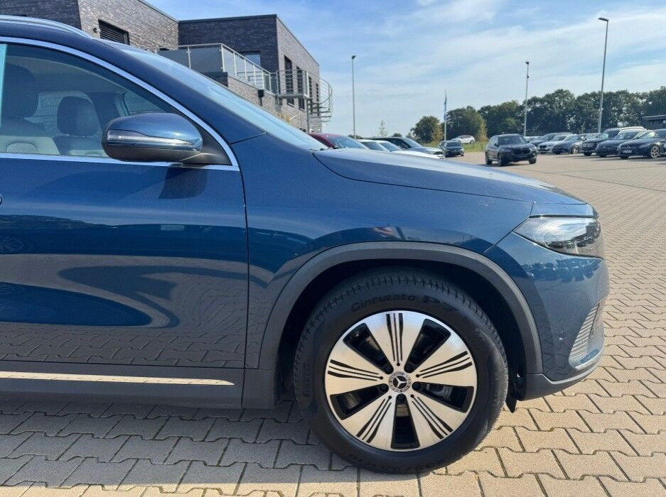 Blå Mercedes EQA250 fra 2023