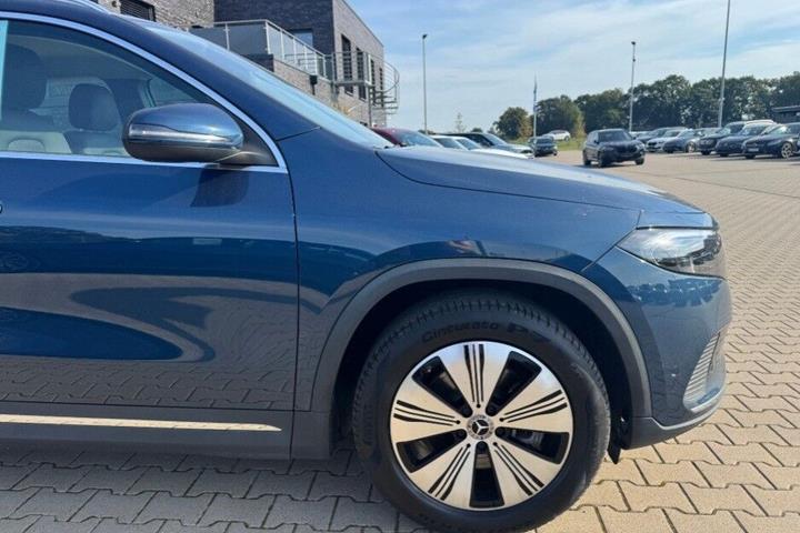 Blå Mercedes EQA250 fra 2023
