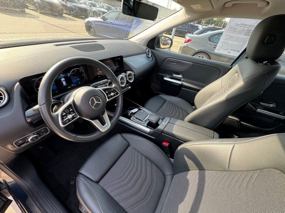 Blå Mercedes EQA250 fra 2023
