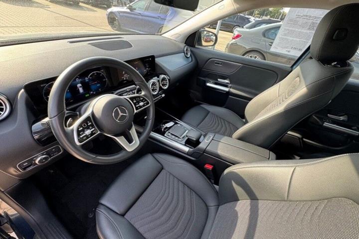 Blå Mercedes EQA250 fra 2023