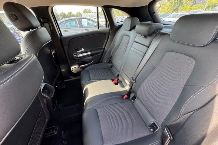 Blå Mercedes EQA250 fra 2023