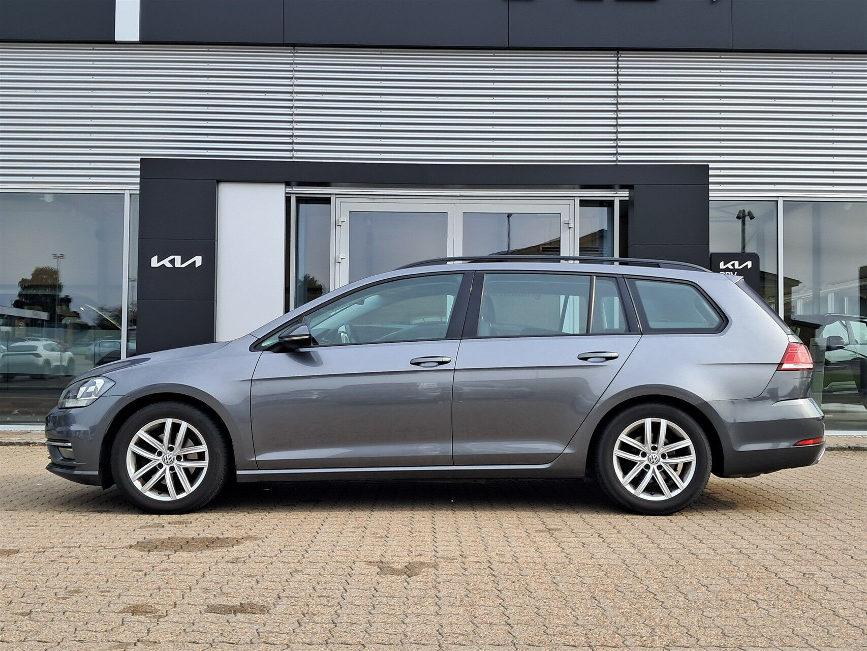 Grå VW Golf fra 2017