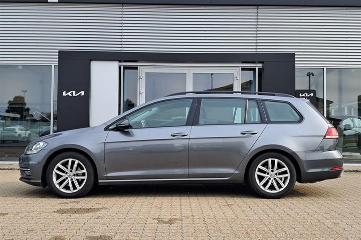 Grå VW Golf fra 2017