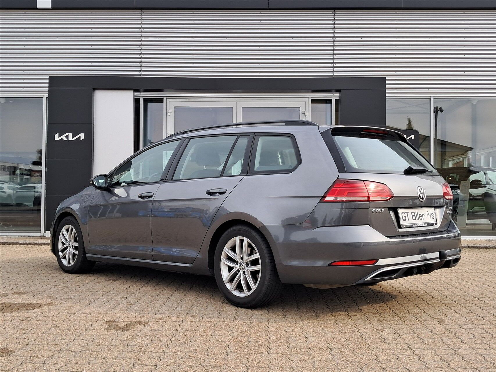 Grå VW Golf fra 2017