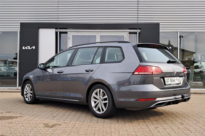 Grå VW Golf fra 2017