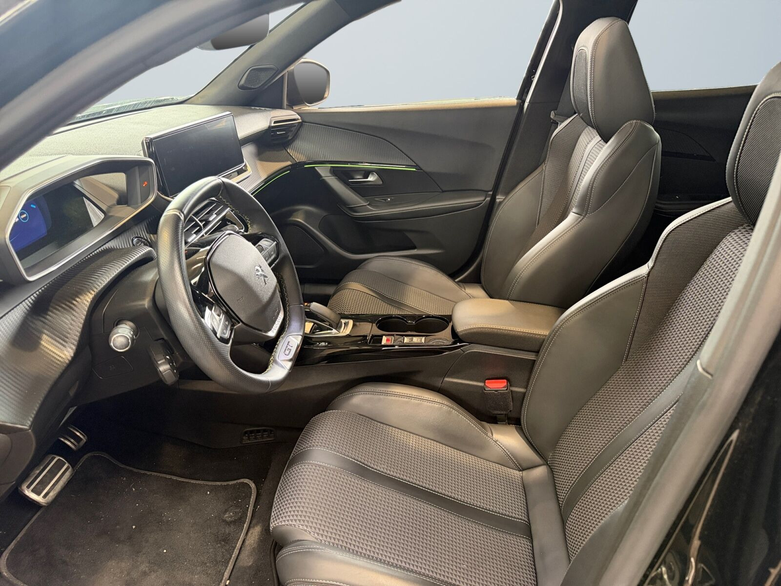 Sort Peugeot e-2008 fra 2022