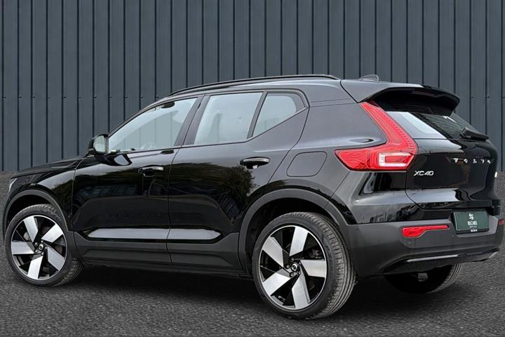Sort Volvo XC40 fra 2023