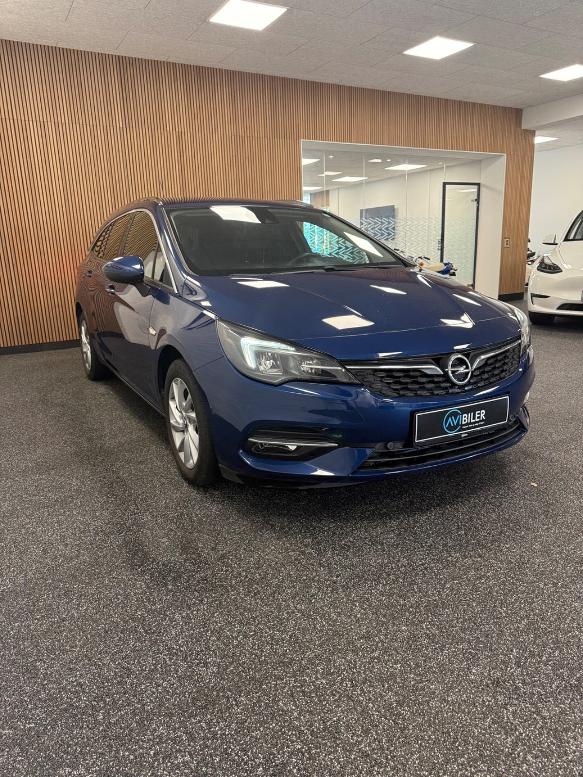 Blå Opel Astra fra 2021