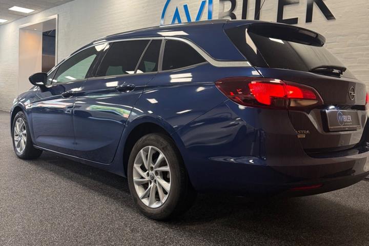 Blå Opel Astra fra 2021
