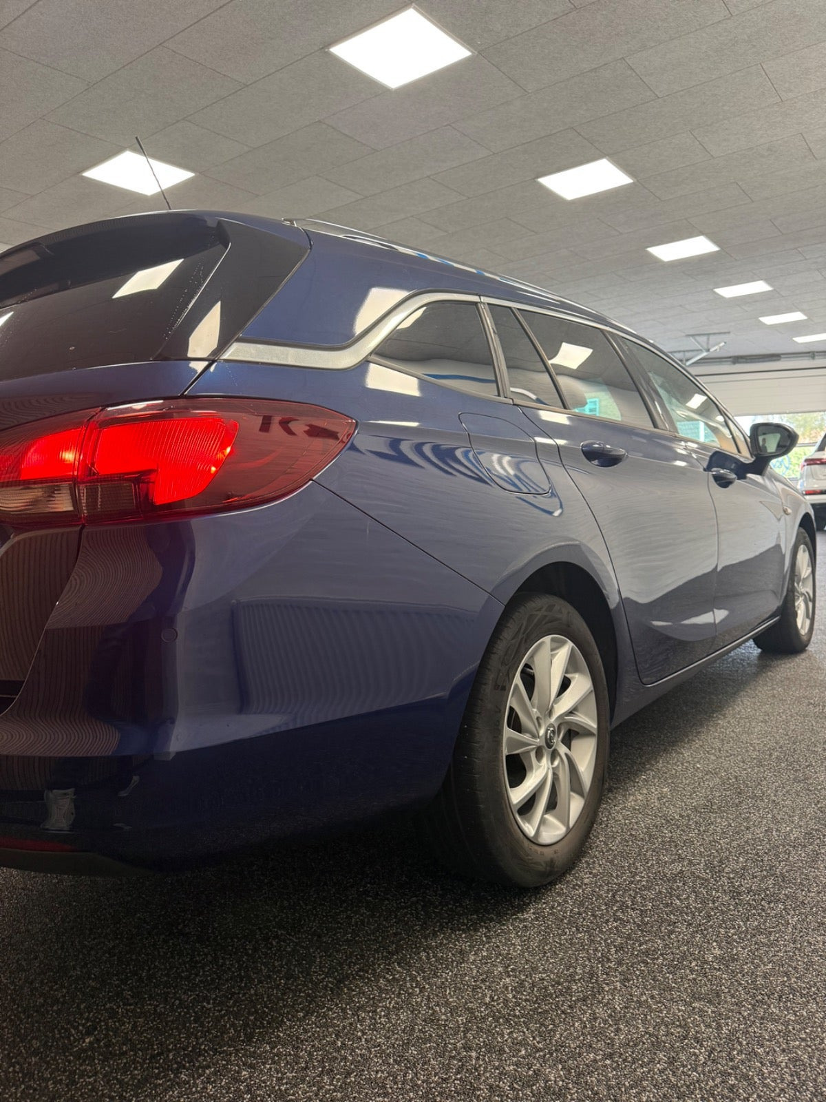 Blå Opel Astra fra 2021