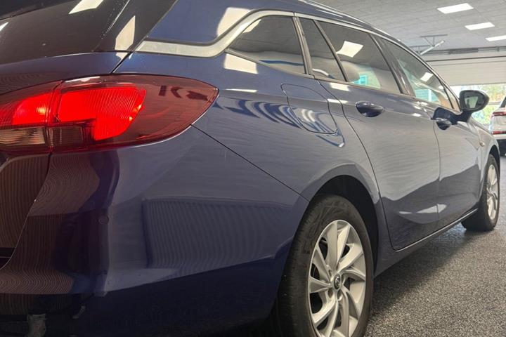 Blå Opel Astra fra 2021