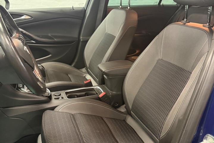 Blå Opel Astra fra 2021