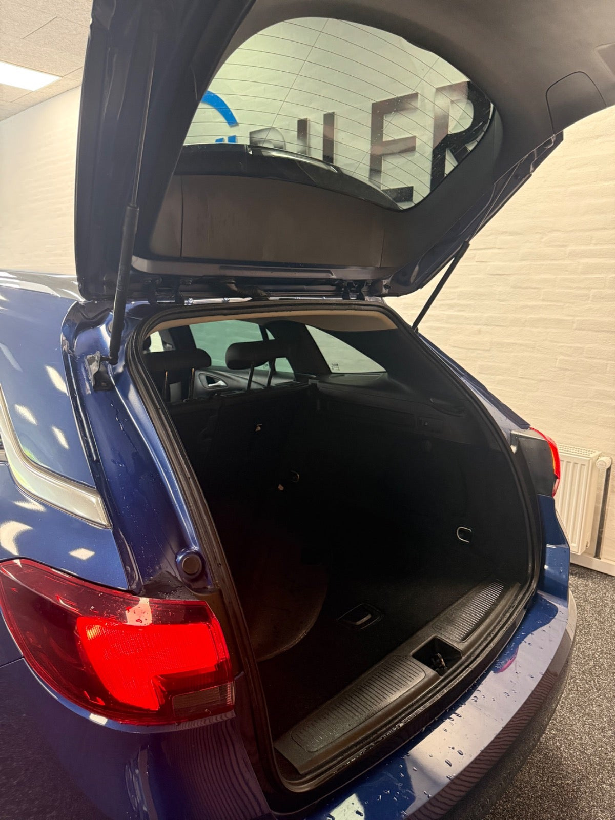 Blå Opel Astra fra 2021