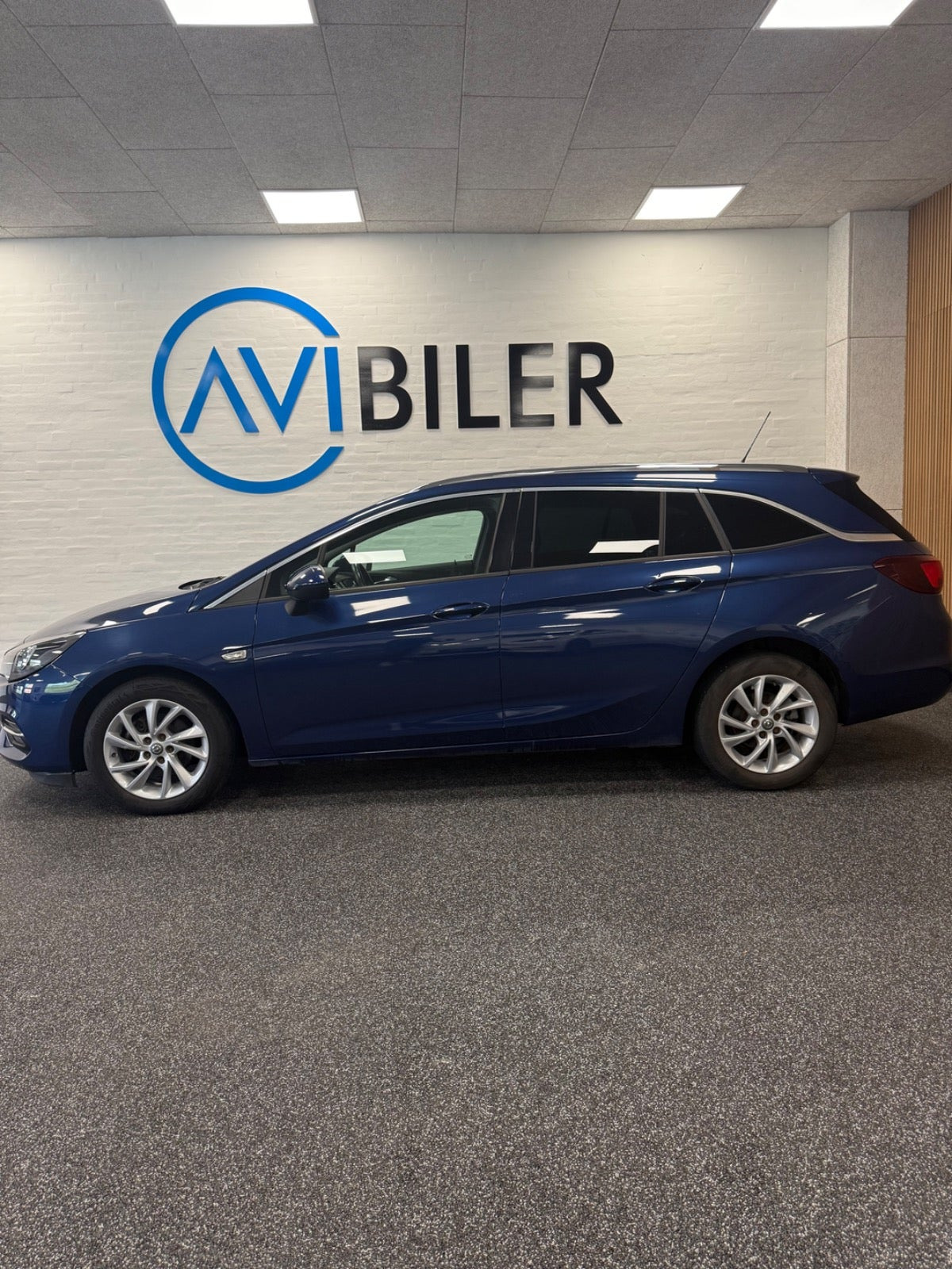 Blå Opel Astra fra 2021