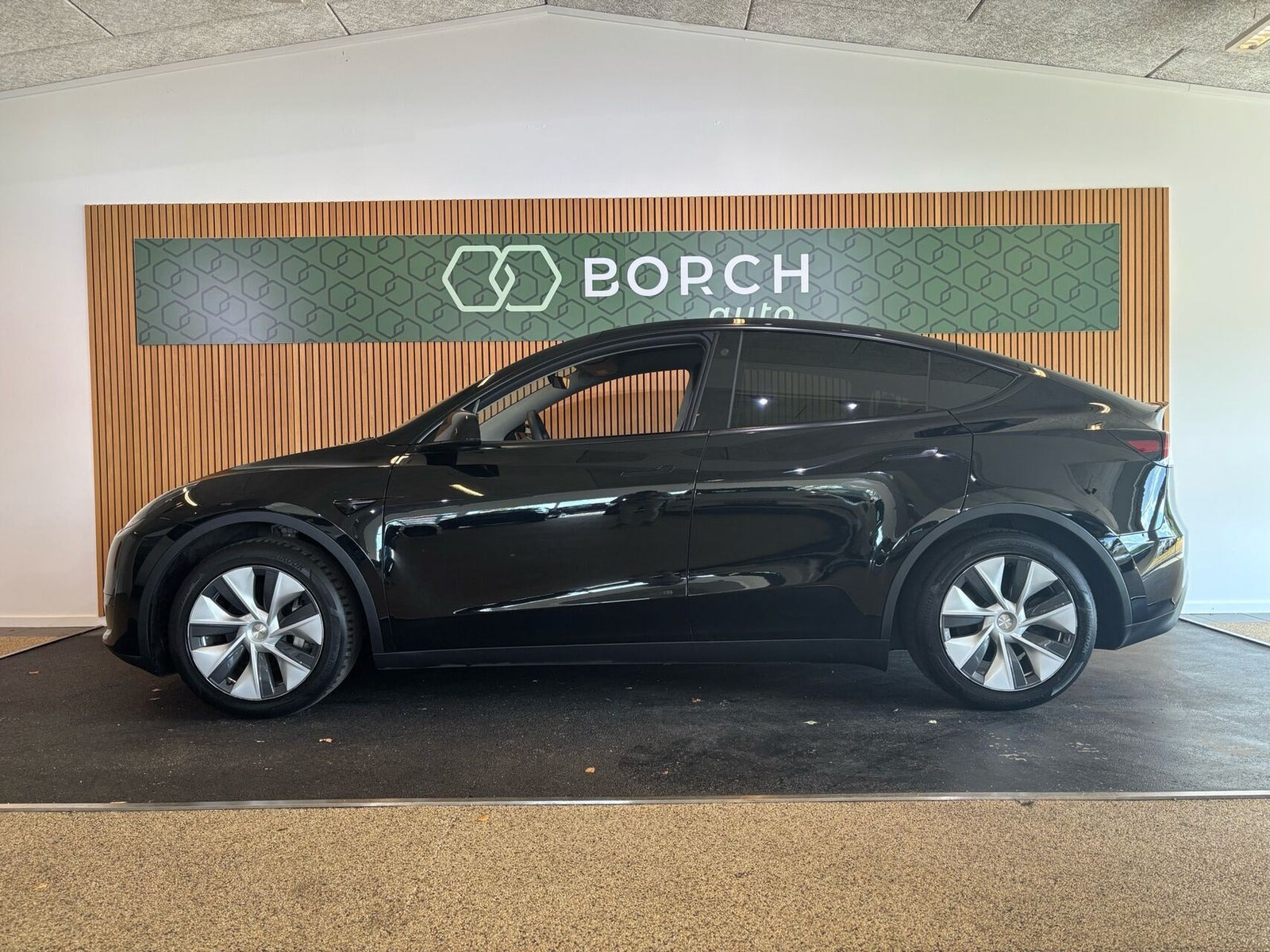 Sort Tesla Model Y fra 2023