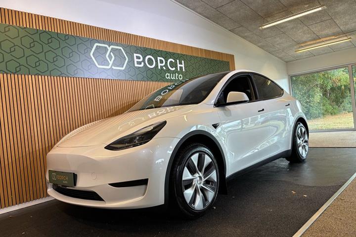 Hvid Tesla Model Y fra 2023 set udefra