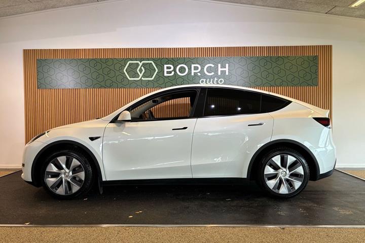 Hvid Tesla Model Y fra 2023