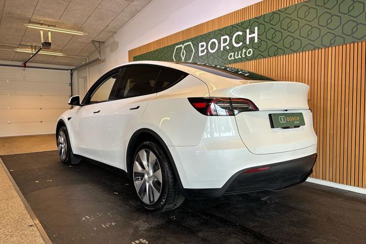 Hvid Tesla Model Y fra 2023