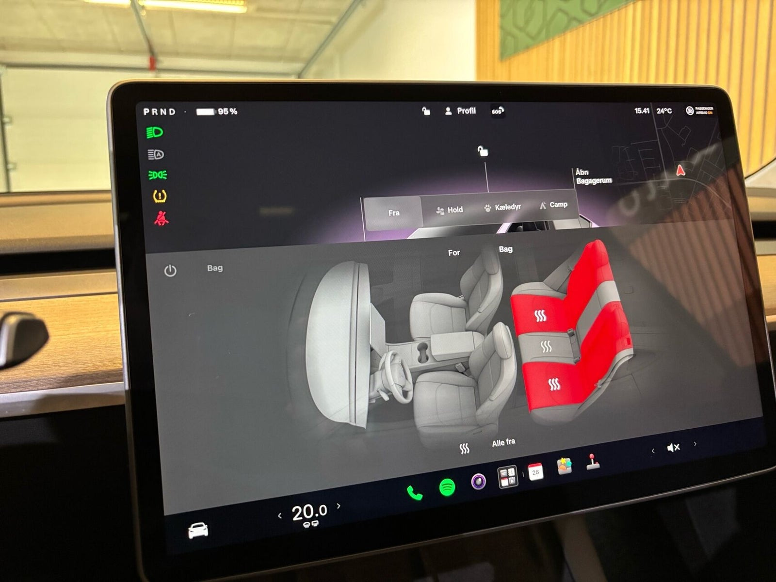 Hvid Tesla Model Y fra 2023