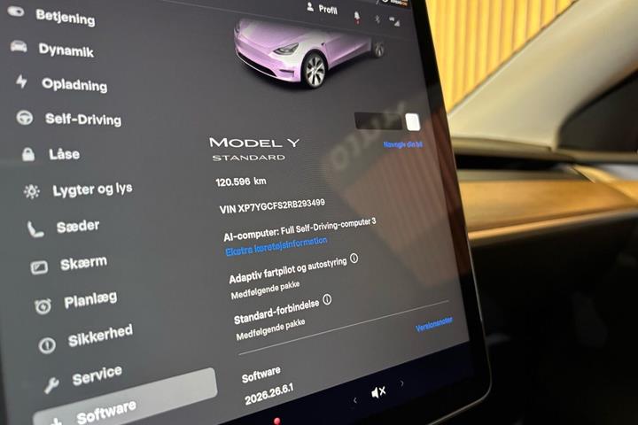 Hvid Tesla Model Y fra 2023