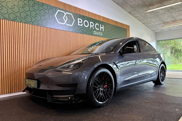 Grå Tesla Model 3 fra 2022