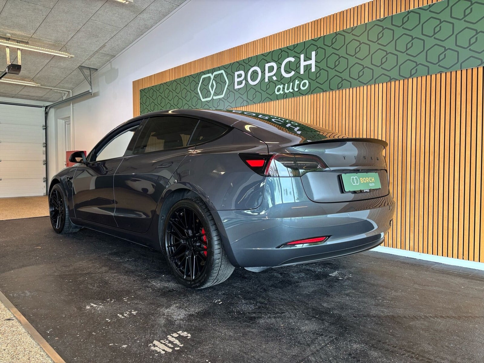 Grå Tesla Model 3 fra 2022