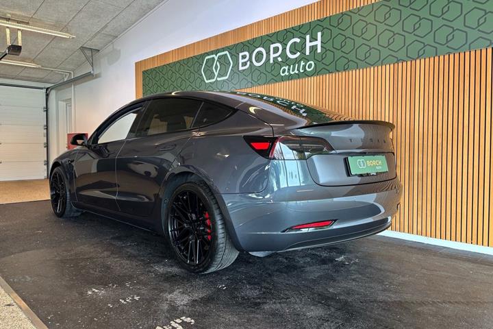 Grå Tesla Model 3 fra 2022