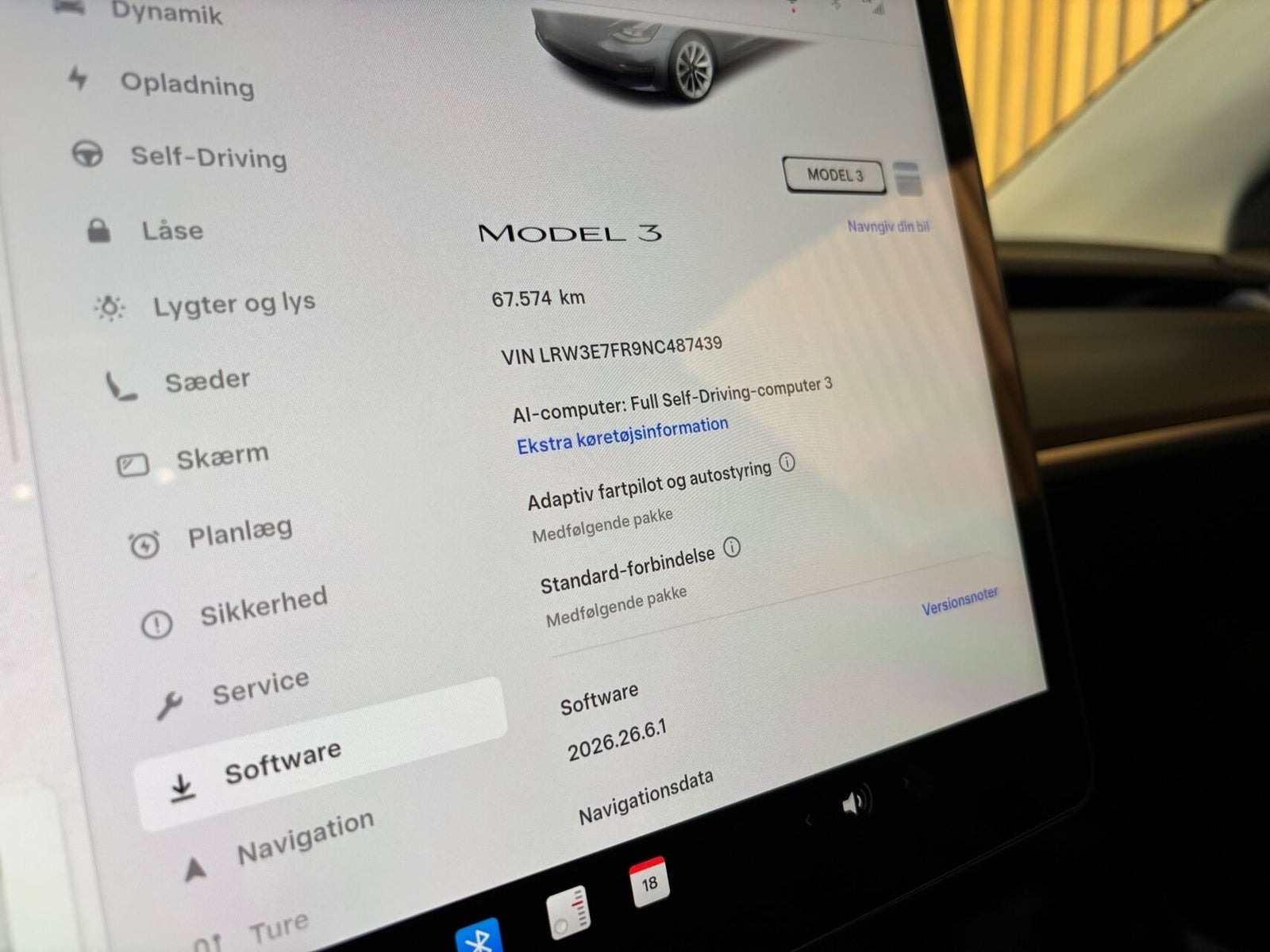 Grå Tesla Model 3 fra 2022