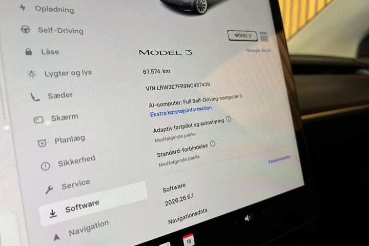 Grå Tesla Model 3 fra 2022