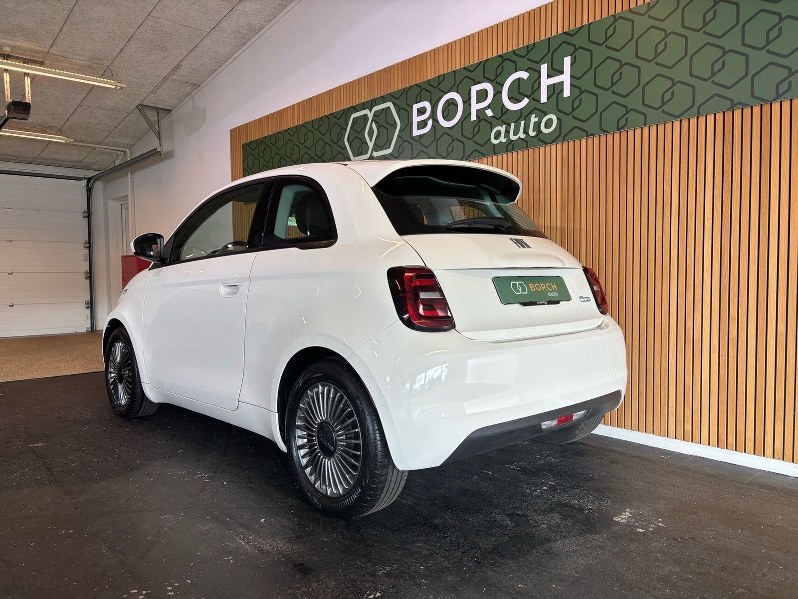 Hvid Fiat 500e fra 2023