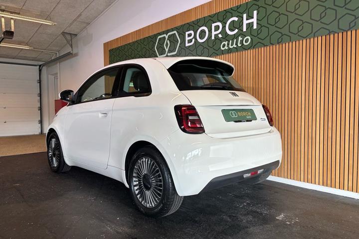 Hvid Fiat 500e fra 2023