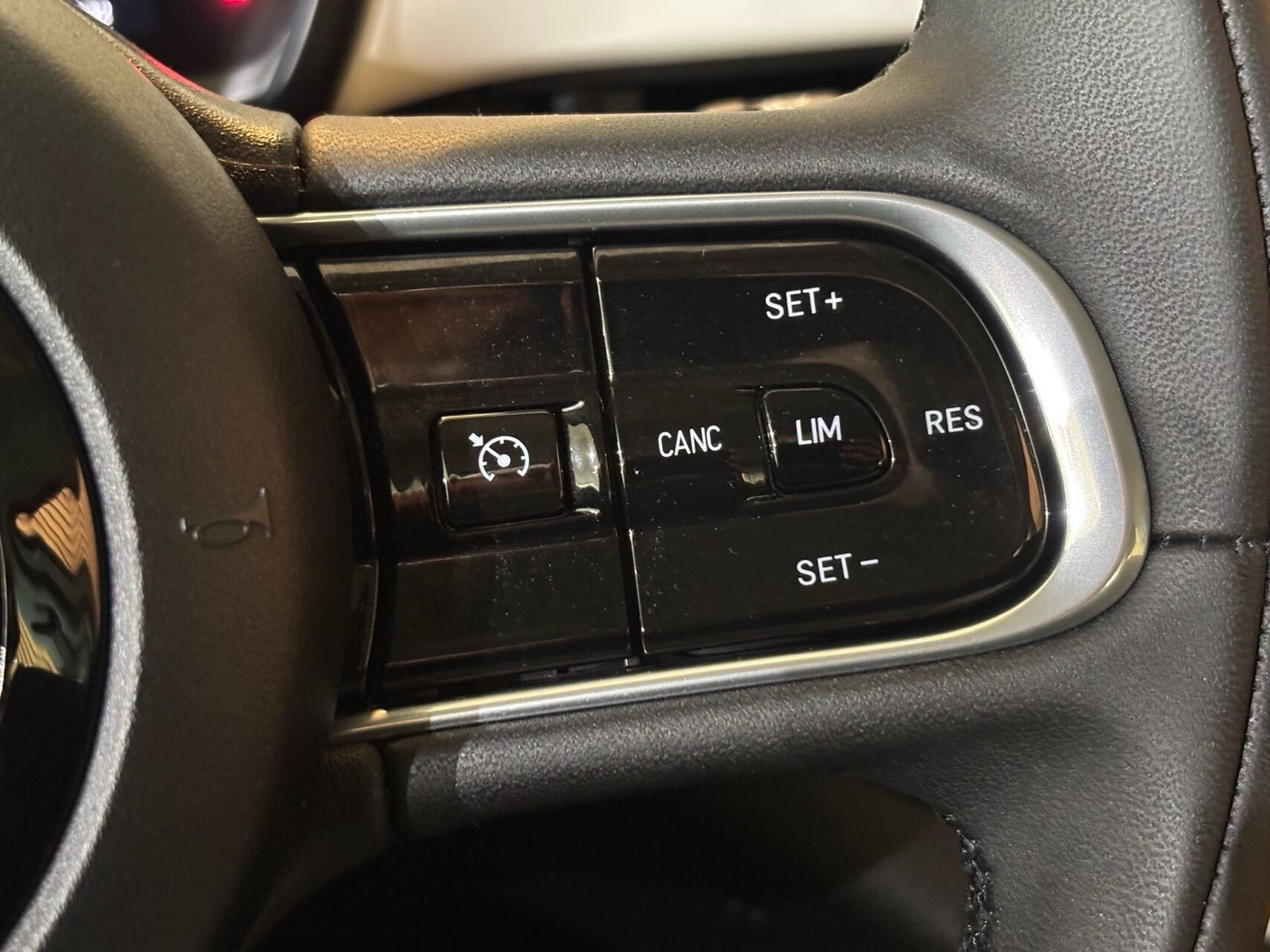 Hvid Fiat 500e fra 2023