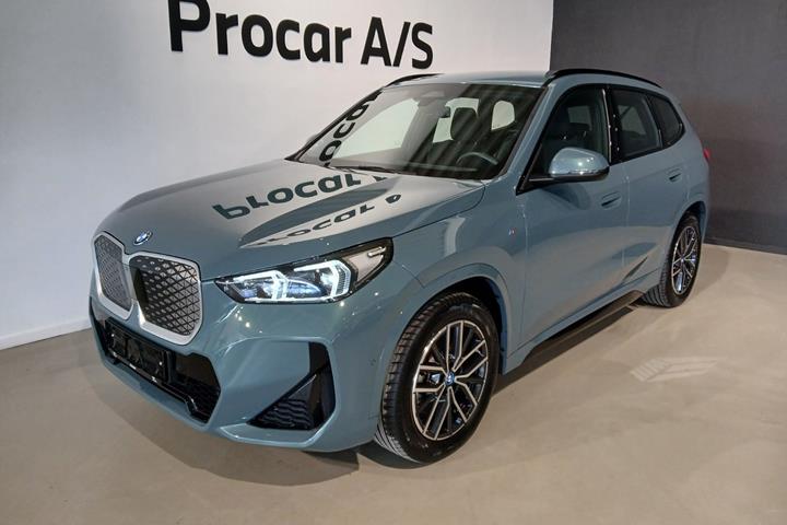 Grøn BMW iX1 fra 2025