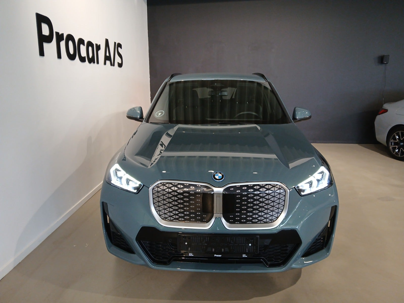 Grøn BMW iX1 fra 2025