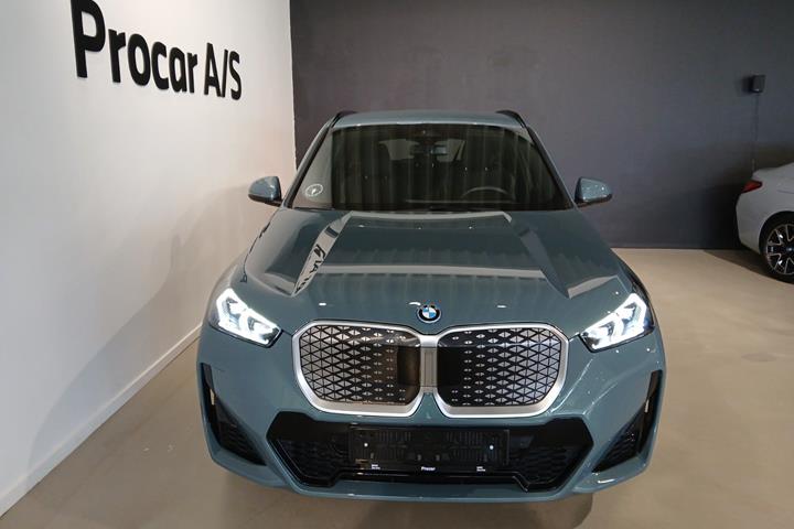Grøn BMW iX1 fra 2025