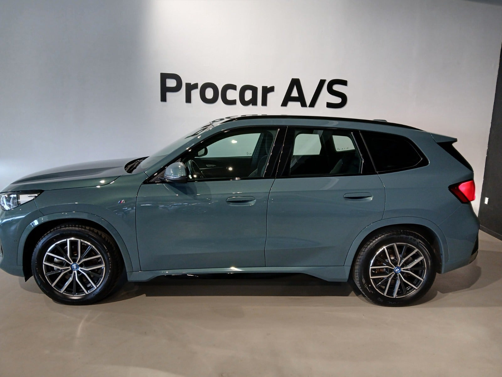 Grøn BMW iX1 fra 2025
