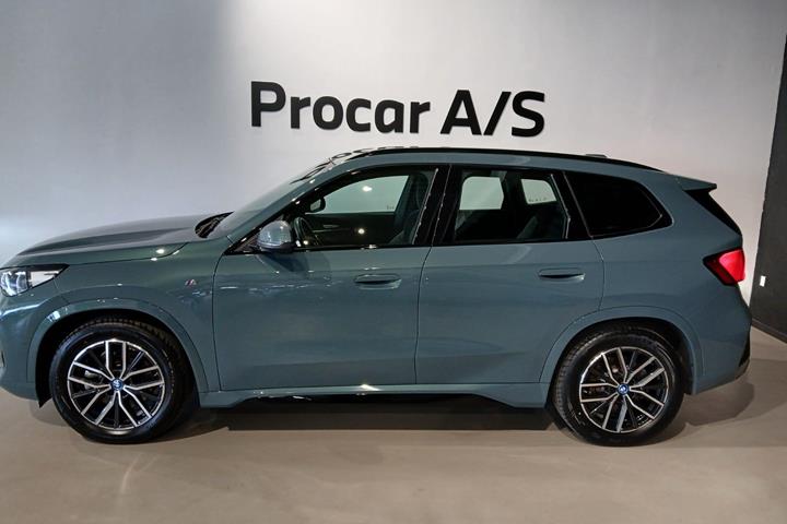 Grøn BMW iX1 fra 2025
