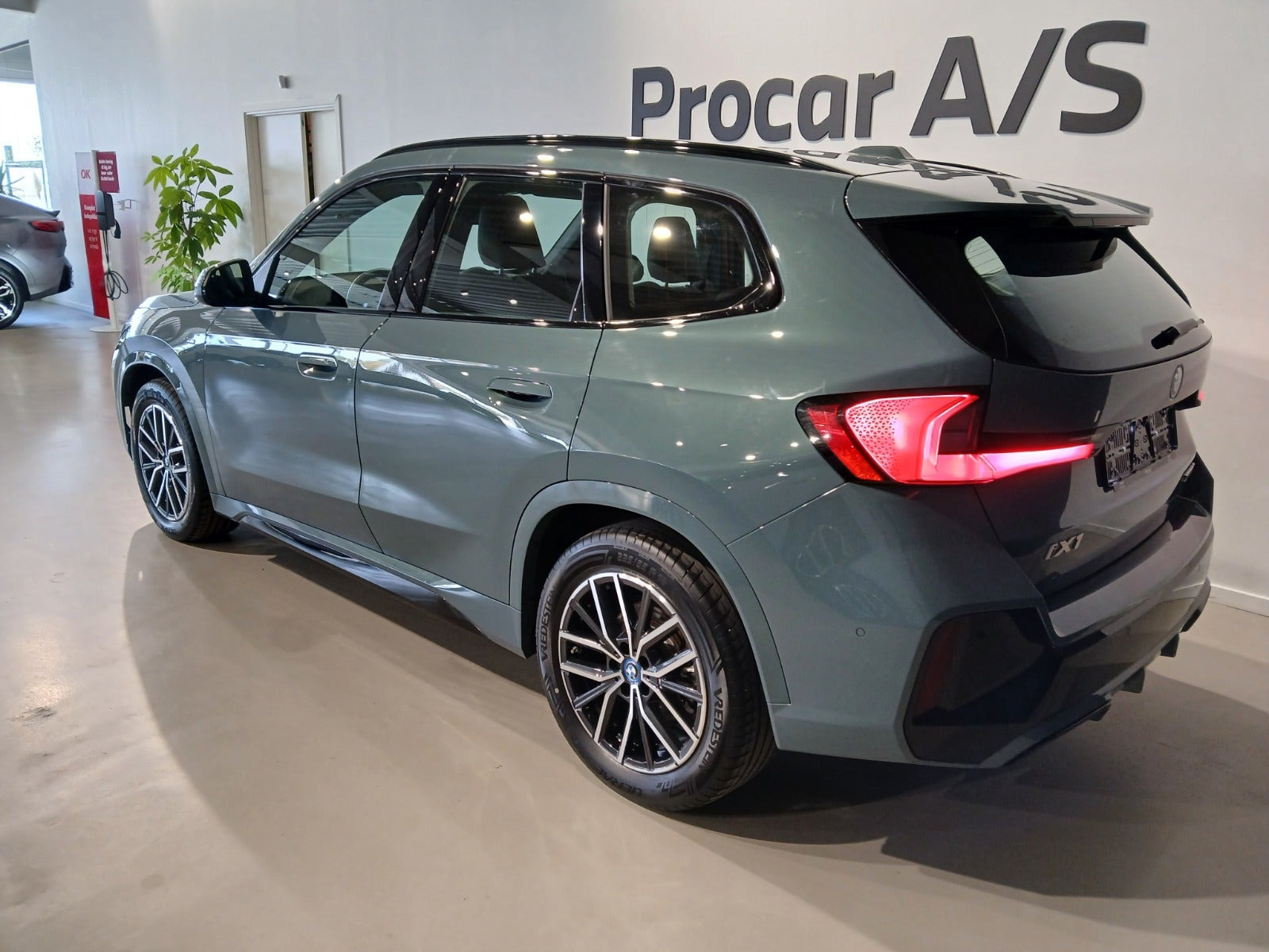 Grøn BMW iX1 fra 2025