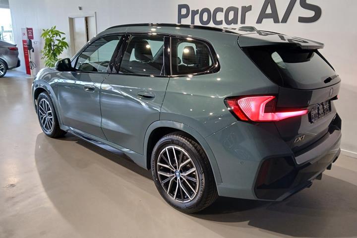 Grøn BMW iX1 fra 2025