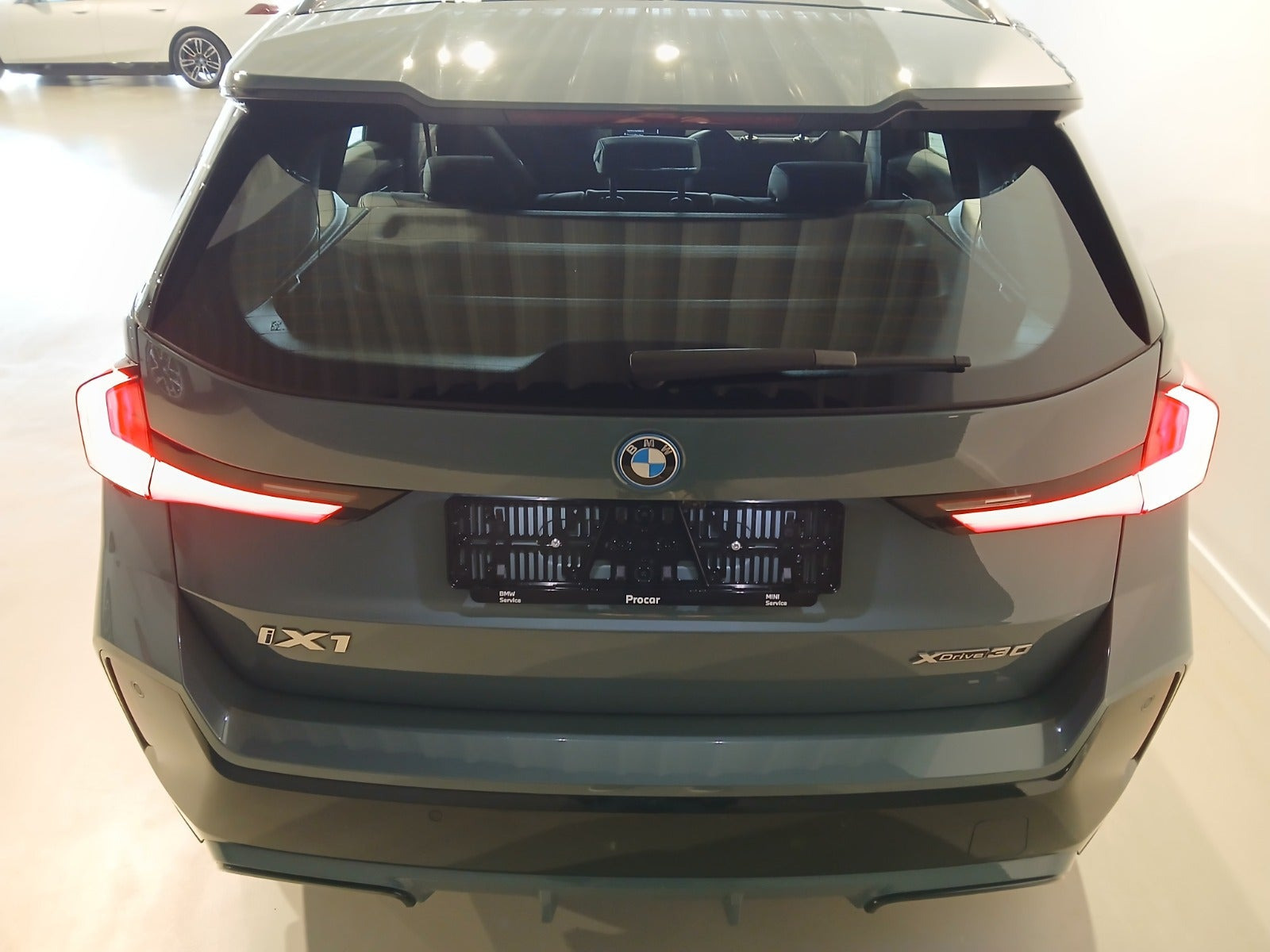 Grøn BMW iX1 fra 2025